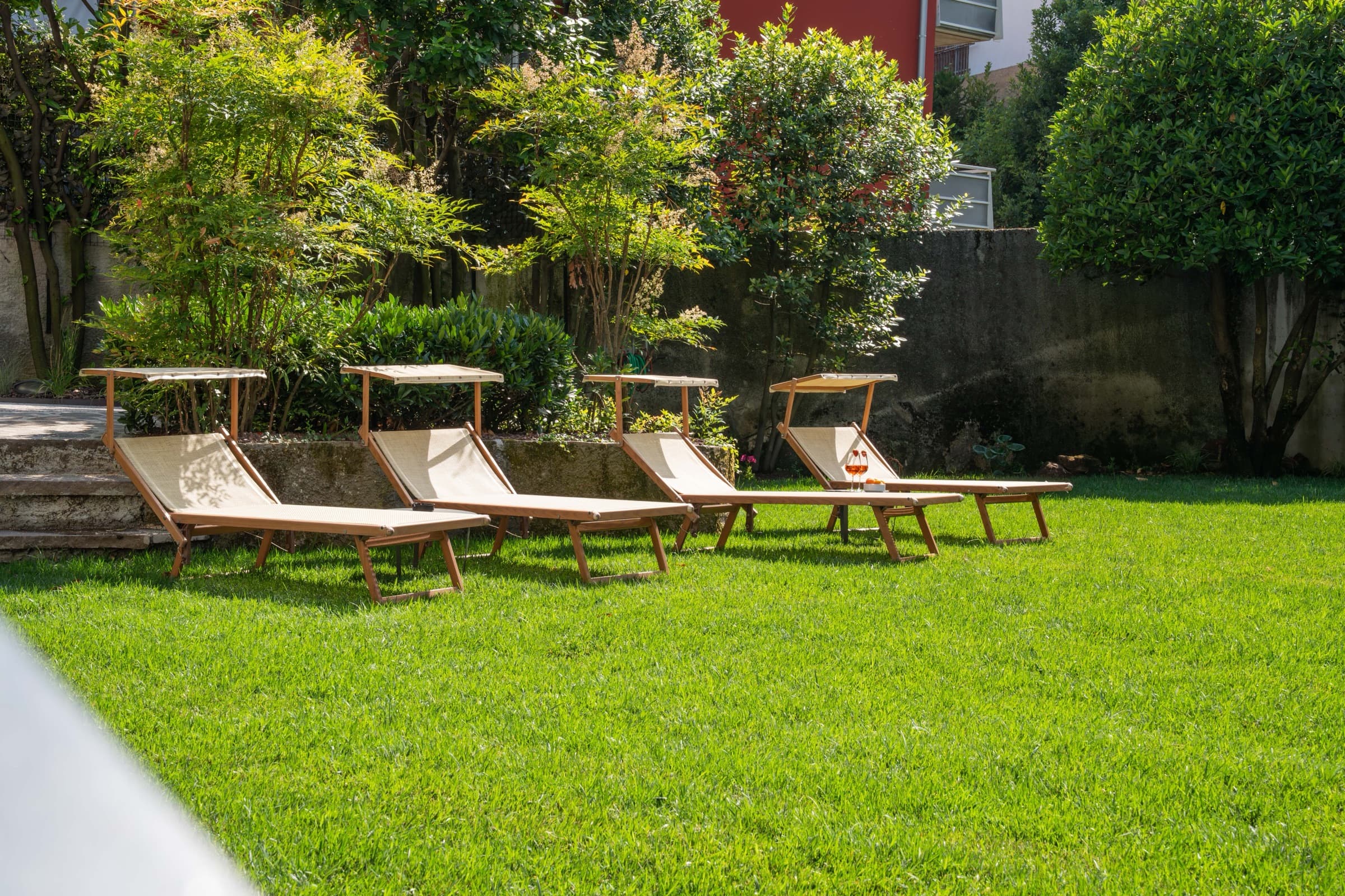 Die Liegen im privaten Garten