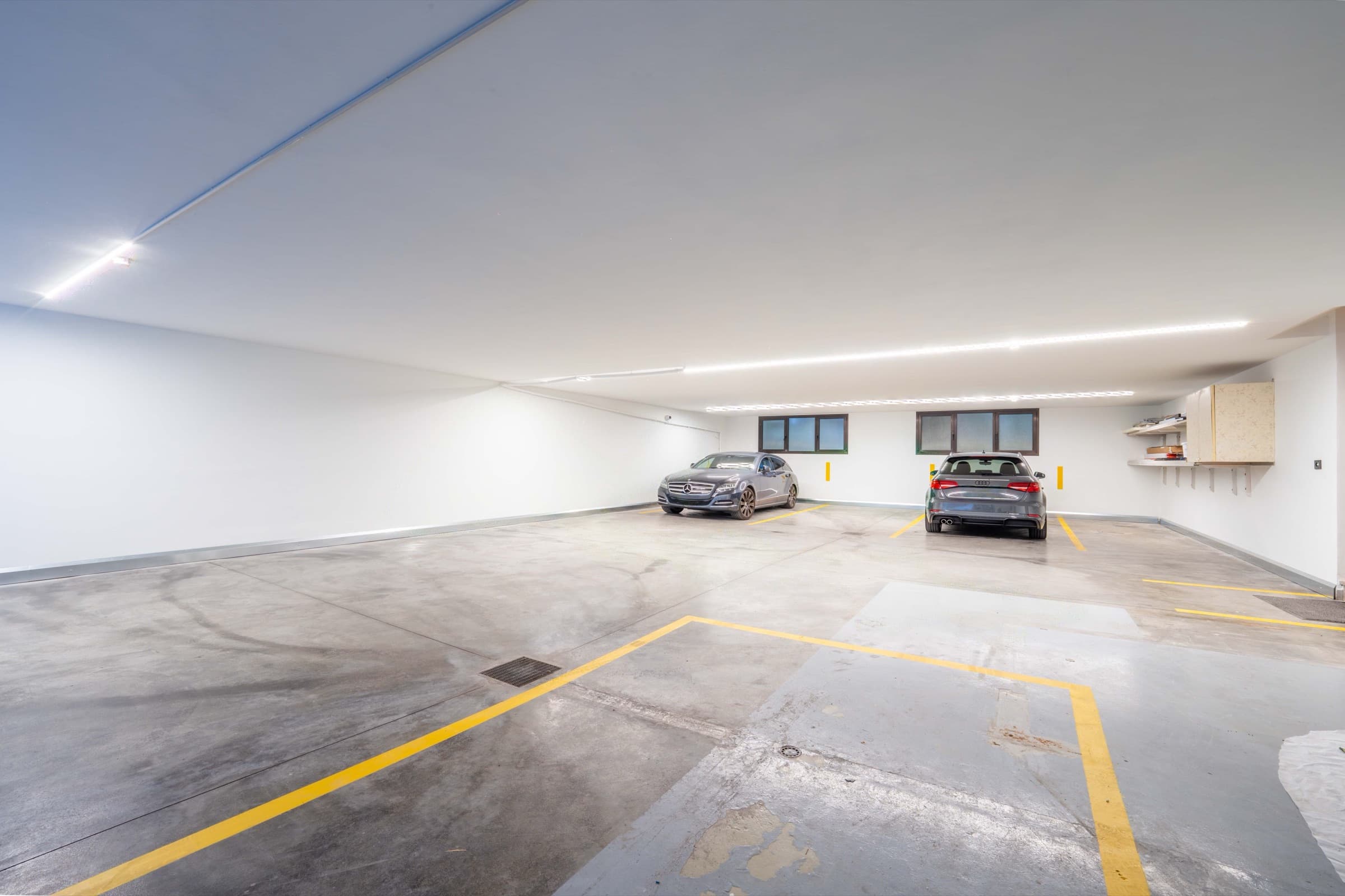Der private überdachte Parkplatz