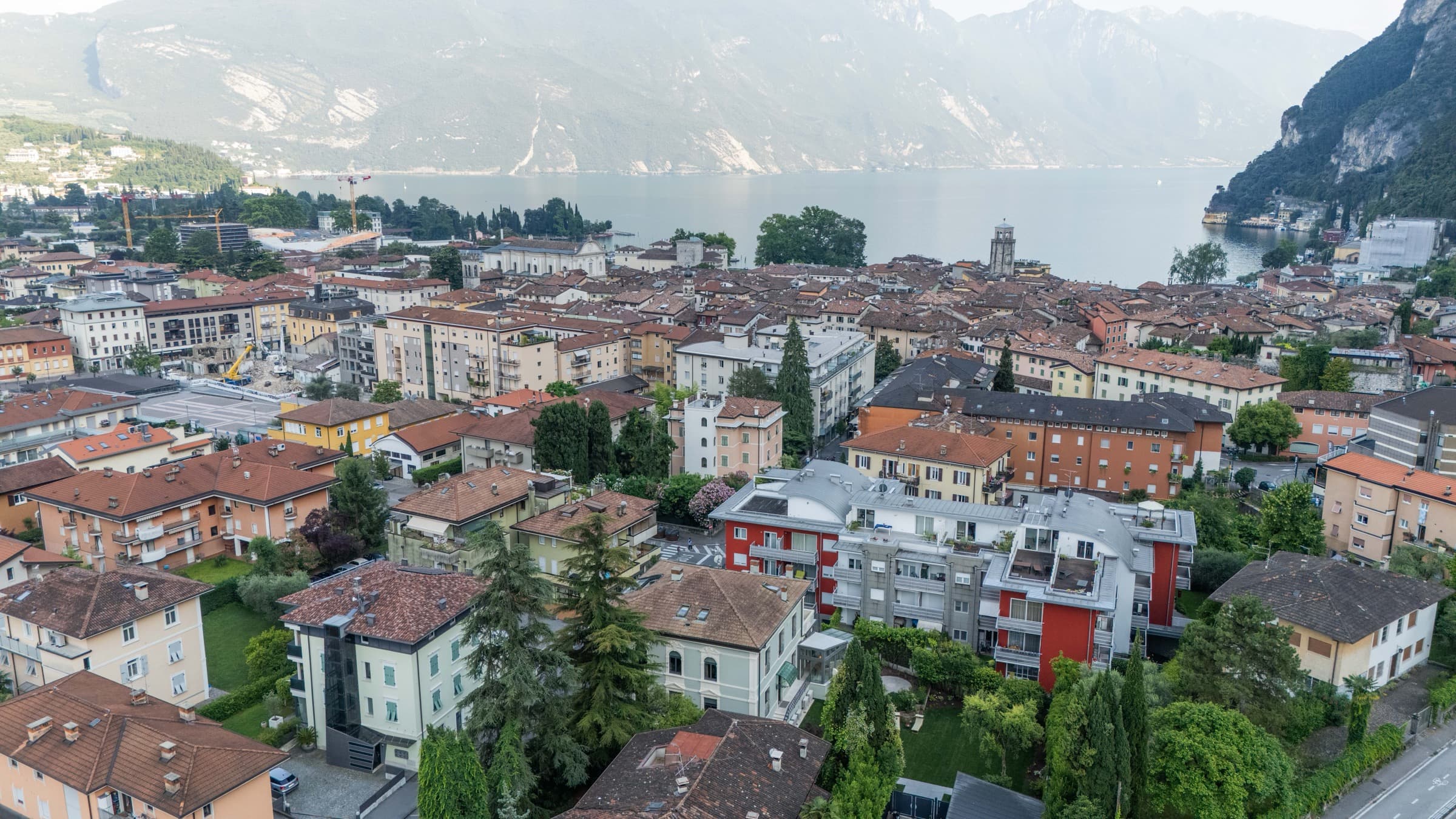 Riva del Garda und der See von oben