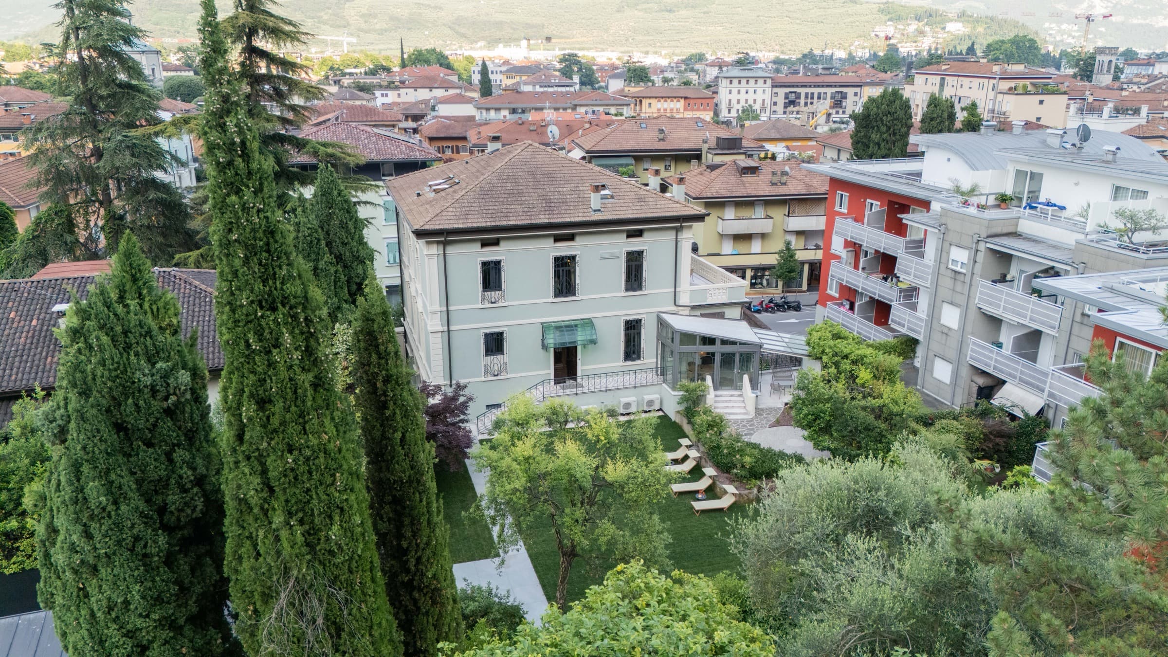 Luftaufnahme der Villa und des Gartens