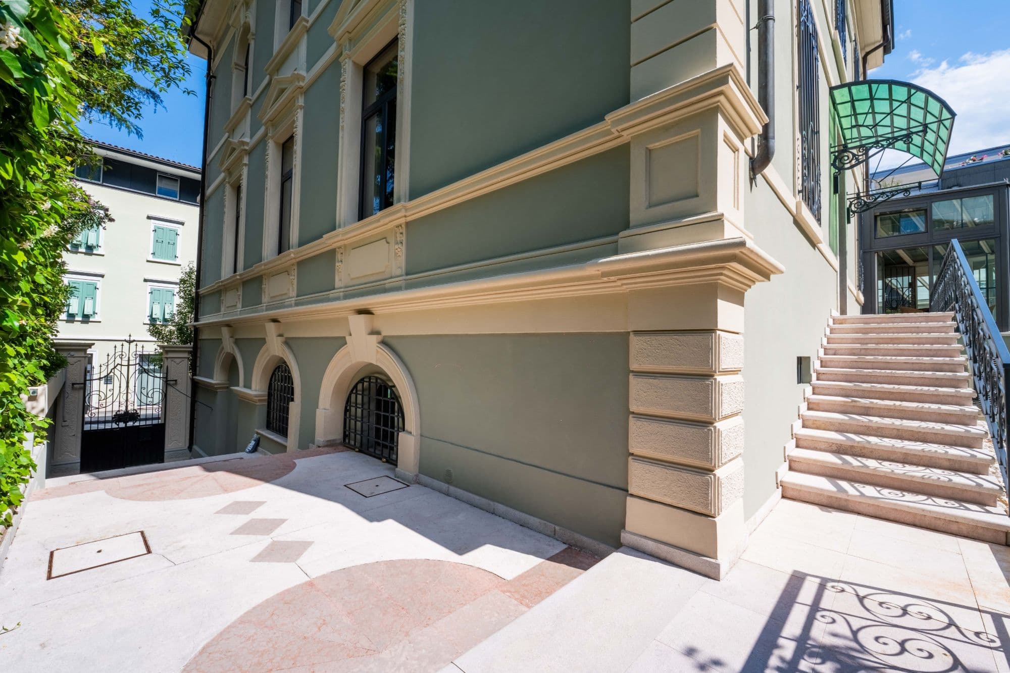 Ein Detail der historischen Fassade